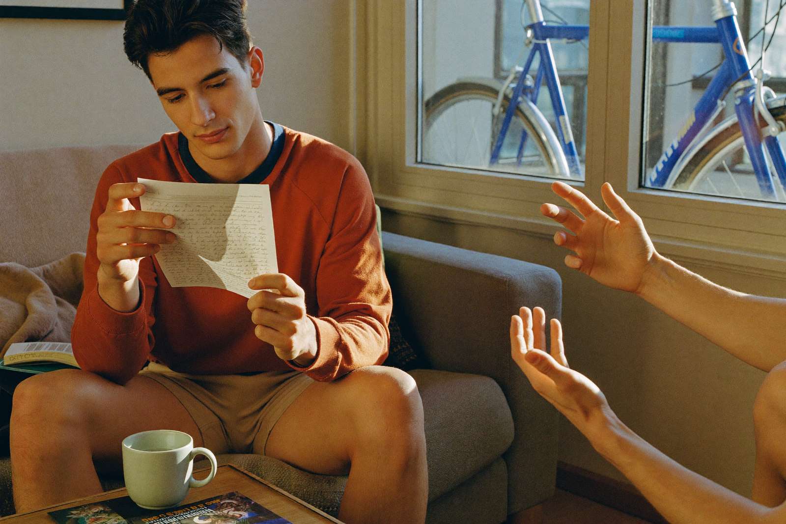 Jonge student leest thuis op de bank rustig een brief